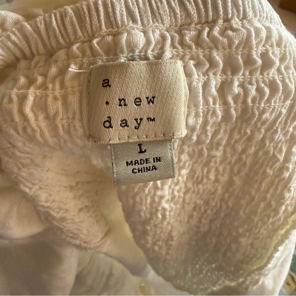 White Ruffle‎ Off-Shoulder Top - Picture 4 of 4